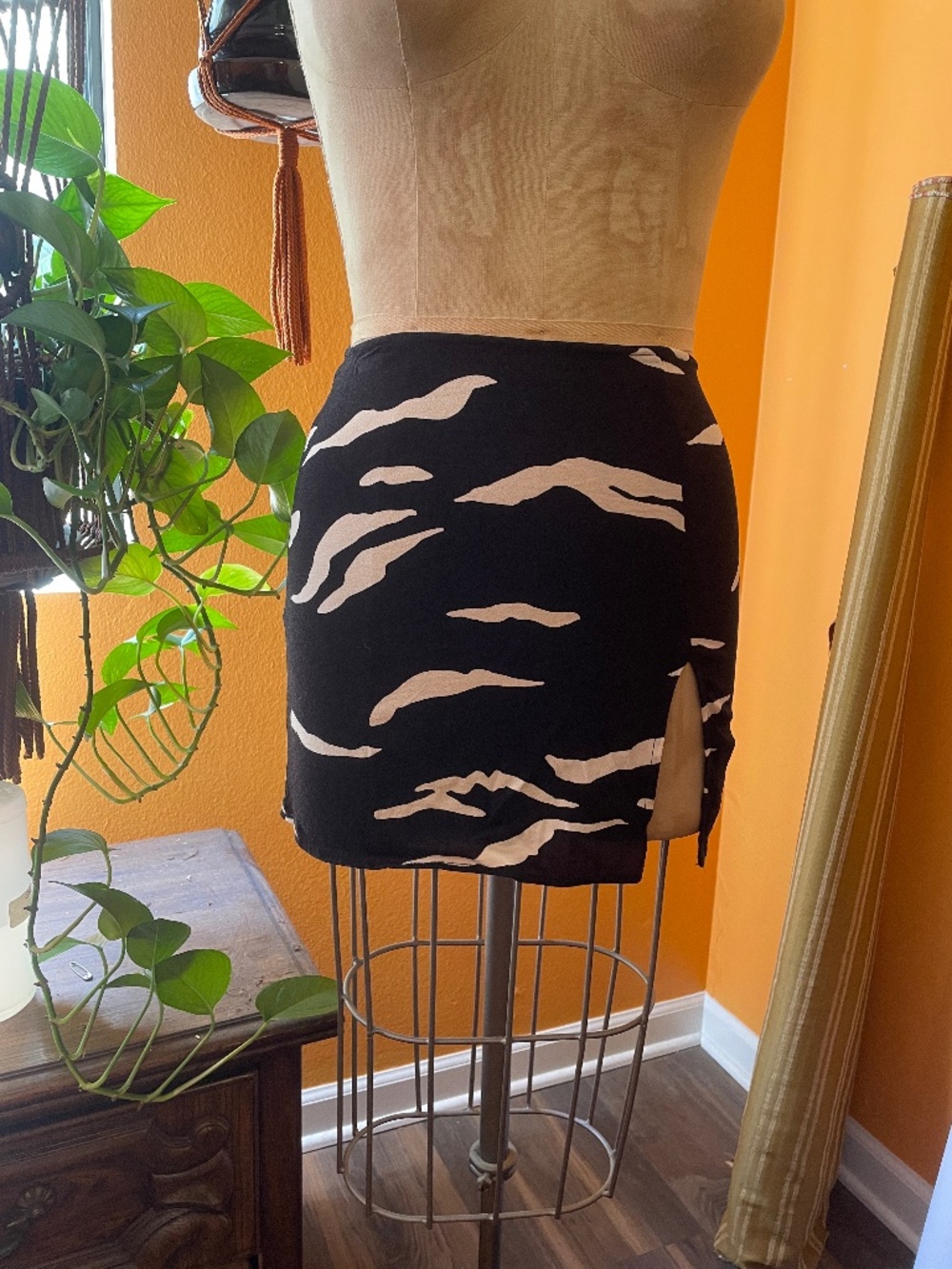 Reformation Margot side slit mini skirt sz 6